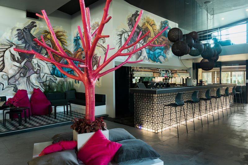 hugos-bar-modnialmanah-lifestyle