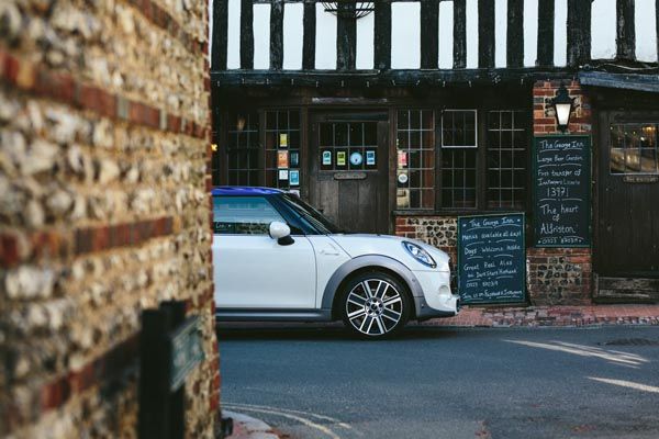 mini-cooper-kraljevsko-vjenčanje-modnialmanah-lifestyle