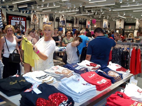 designer-outlet-craotia-shopping-modnialmanah-fashion