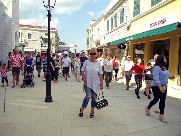 designer-outlet-craotia-shopping-modnialmanah
