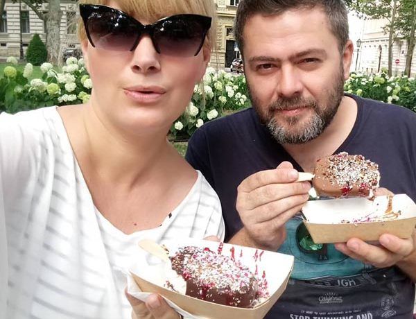 Dizajnirajte same sladoled - bazu od prefine vanilije (bez šećera) umočite u jednu od tri ponuđene čokolade (nama je najfinija crna koja nije ni malo gorka), a onda ga zavaljate u fini kokos, šarene bombonice, krokant lješnjak , kikiriki… Kako bi bio doživljaj potpun, a ljepotan na štapiću savršen još je potrebno dodati malo voćnog preljeva i to je to… Tatarata - Funny Sticks je gotov i vi krećete u napad. Jedinstveno gastro iskustvo u kojem možete uživati bez grižnje savjesti, čak i ako ste na dijeti! Gdje probati sladoled? Ovo je zasigurno najfiniji sladoled kojeg smo probali u Zagrebu. Mi na Zrinjevcu u sklopu festivala slastica, a vi? Više o adresama saznajte na