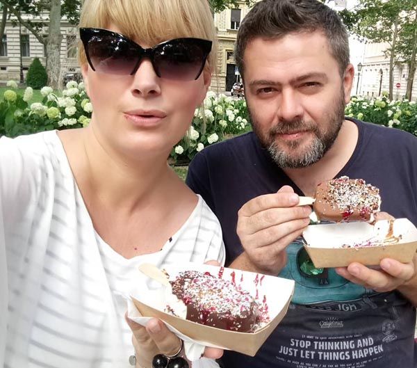 Dizajnirajte same sladoled - bazu od prefine vanilije (bez šećera) umočite u jednu od tri ponuđene čokolade (nama je najfinija crna koja nije ni malo gorka), a onda ga zavaljate u fini kokos, šarene bombonice, krokant lješnjak , kikiriki… Kako bi bio doživljaj potpun, a ljepotan na štapiću savršen još je potrebno dodati malo voćnog preljeva i to je to… Tatarata - Funny Sticks je gotov i vi krećete u napad. Jedinstveno gastro iskustvo u kojem možete uživati bez grižnje savjesti, čak i ako ste na dijeti! Gdje probati sladoled? Ovo je zasigurno najfiniji sladoled kojeg smo probali u Zagrebu. Mi na Zrinjevcu u sklopu festivala slastica, a vi? Više o adresama saznajte na