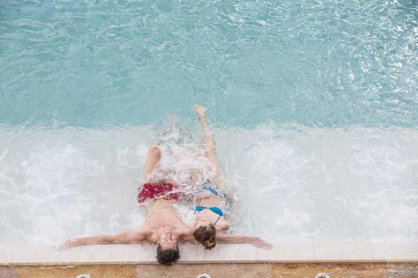 Alpski šarm, snježna idila, prekrasna priroda, kilometri skijaških staza tik uz hotele, obiteljska ponuda sa savršenom animacijom i zabavom, sjajan wellness, grijani bazeni s pogledom na snježne vrhunce, kulinarski užitci – zimski praznici u Falkensteiner hotelima Clubu mogu početi! Hoteli Funimation Katschberg, Cristallo, Hotelu & Spa Carinzia, Hotelu Sonnenalpe i Hotelu Schladming na skijalištima u Nassfeldu i Katschbergu odličan su plan za zimske praznike. Dječji svijet skijanja, 110 kilometara najbolje pripremljenih skijaških staza svih razina, zone za freeride, snježni park i zabavni sportovi, kao što su snowfox i tubing, noćno skijanje, teren za curling, skijaške utrke namijenjene gostima, sanjkanje, hodanje po snijegu na krpljama ili šetnja s bakljama, vožnja u kočiji koju vuku konji za romantične istraživačke rute, rustikalne kolibe za opuštanje… ovakav odmor postaje prava avantura za pamćenje. Koji ste tip skijaša i što tražite od skijanja? Ovisno o tome odaberite svoj hotel… Skijanje na južnoj strani Alpa Jedinstveno odmaralište u Koruškoj, direktno u Nassfeldu, Falkensteiner Hotel & Spa Carinzia mnogo je više od vrhunskog wellness hotela. Svijet za sebe, mjesto za odmor s gotovo neograničenim mogućnostima uz odličnu uslugu i prirodu koja stvara posebnu kulisu za zimske radosti. Spakiraj pancerice i povedi cijelu obitelj Falkensteiner Hotel Sonnenalpe stilski je uređen i udoban obiteljski hotel specifičnog alpskog dizajna, smješten na 1.500 metara visine u skijaškom i planinarskom raju u Nassfeldu. Za male će rekreativce skijaška uspinjača i škola skijanja za djecu, koje se nalaze direktno kod hotela, biti pravo otkriće. Djeca svih starosnih dobi ovdje mogu vježbati svoje prve zamahe, odnosno usavršavati svoje zaokrete. Aktivan odmor sa stilom Falkensteiner Hotel Schladming nalazi se u mjestu održavanja svjetskog prvenstva, a predstavlja zanimljiv spoj urbanog načina života i rustikalnih planinskih koliba. Ovaj hotel nudi sve za vrhunske skijaše i ljubitelje skijanja, a osim bogatog izbora aktivnosti i sportskih programa, oduševljava i kuhinjom. Zabava i animacija na obiteljskoj planini U Clubu Funimation Katschberg dosada je strani pojam. Namijenjen prvenstveno obiteljima, ovaj hotel nudi brojne posebnosti kao što su škola skijanja s iznajmljivanjem skijaške opreme, odličan animacijski program, zid za penjanje za djecu te golemi vodeni tobogan u zatvorenom. Položaj ovog obiteljskog raja na visini od 1.600 metara pruža savršeno čist zrak bez alergena. Skijaški dragulj Na sunčanih 1.600 metara visine, usred skijaškog i planinarskog područja Katschberg, smješten je ugodan obiteljski hotel Falkensteiner Hotel Cristallo s uzbudljivim svijetom doživljaja. Pored škole skijanja koja iznajmljuje skijašku opremu, posebnost je i Falky spa centar za djecu. Foto: Falkensteiner Hotels & Residences