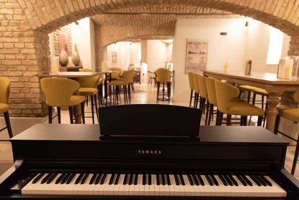 piano-bar-kavana-kavkaz-lifestyle-modnialmanah