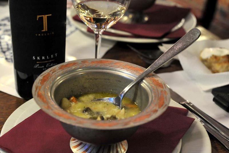 vino-uz-žlicu-sofra-modnialmanah-gastro