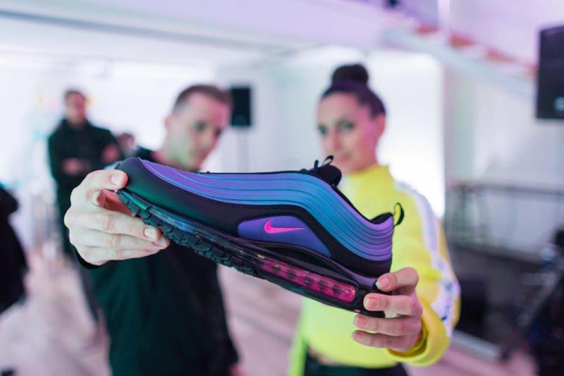 Buzz-Nike-Air-Day-shopping-modnialmanah