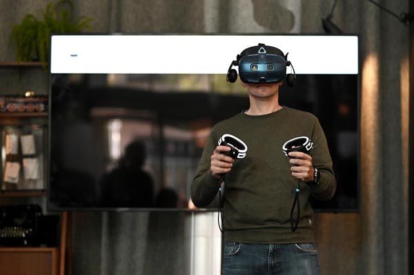 HTC-vive-cosmos-lifestyle-modnialmanah