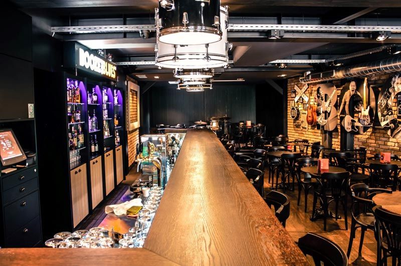 Booze-and-Blues-bar-lifestyle-modnialmanah