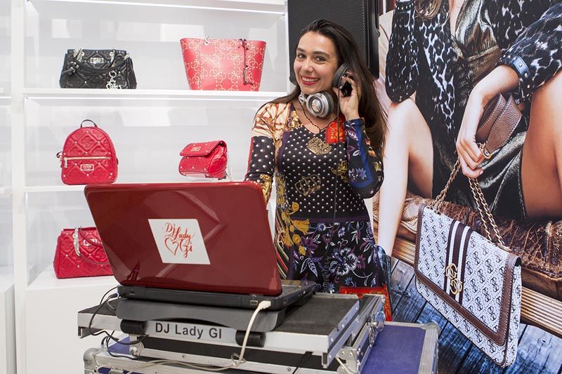 guess-Accessories Store-split-fashion-shopping-modnialmanah