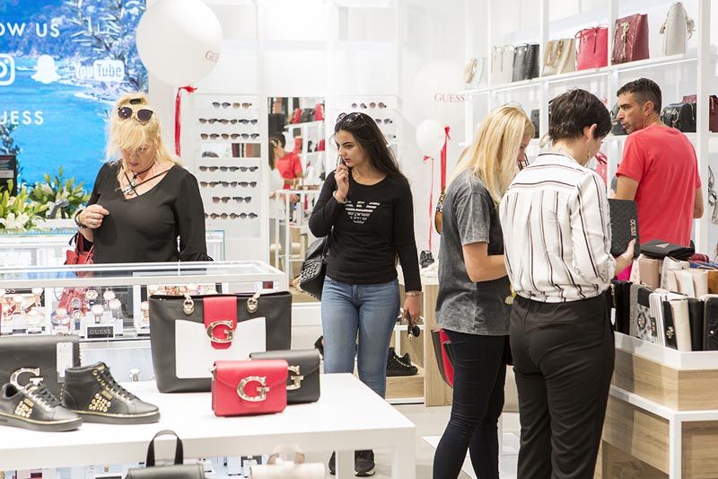guess-Accessories Store-split-fashion-shopping-modnialmanah