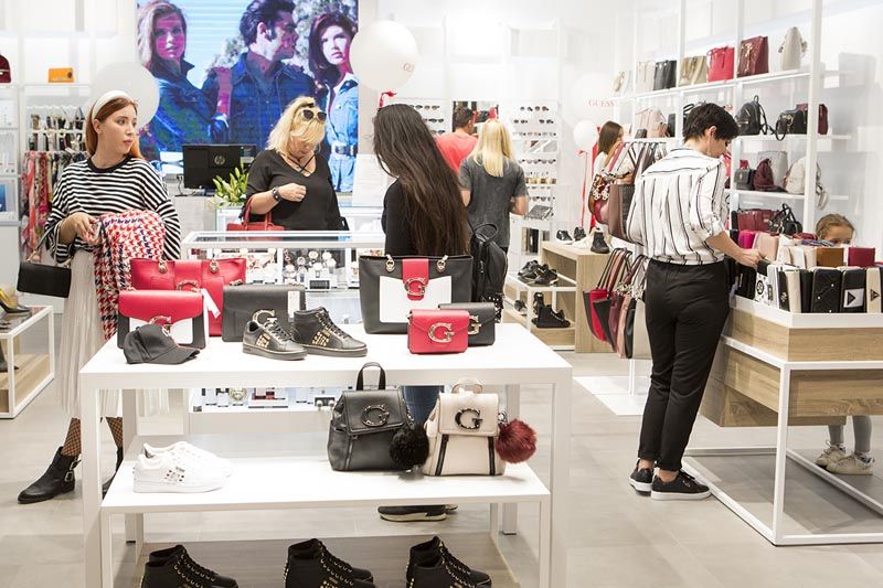 guess-Accessories Store-split-fashion-shopping-modnialmanah