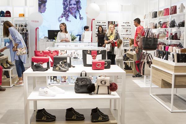 guess-Accessories Store-split-fashion-shopping-modnialmanah