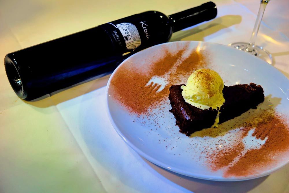 vino-uz-žlicu-magazinska-klet-pri-staroj-smokvi-modnialmanah-gastro-vino-hrana