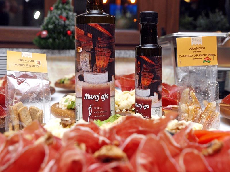 vino-uz-žlicu-magazinska-klet-pri-staroj-smokvi-modnialmanah-gastro-vino-hrana