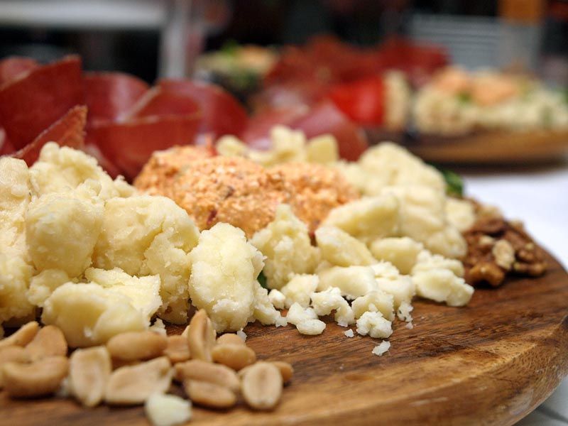 vino-uz-žlicu-magazinska-klet-pri-staroj-smokvi-modnialmanah-gastro-vino-hrana