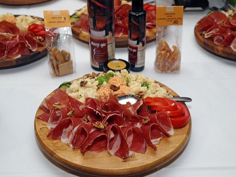 vino-uz-žlicu-magazinska-klet-pri-staroj-smokvi-modnialmanah-gastro-vino-hrana