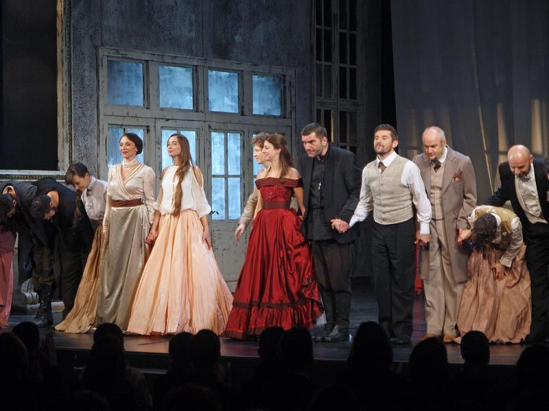 idiot-hnk-premijera-lifestyle-modnialmanah