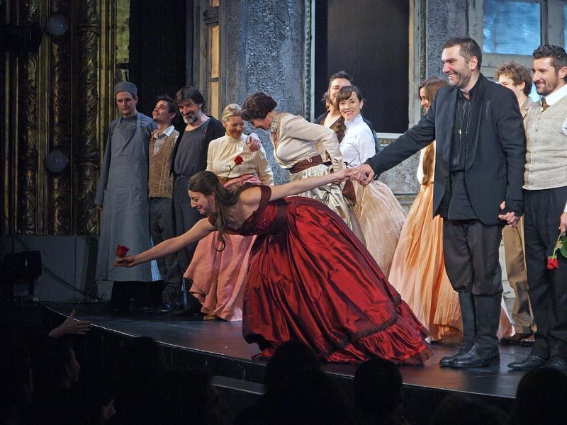 idiot-hnk-premijera-lifestyle-modnialmanah