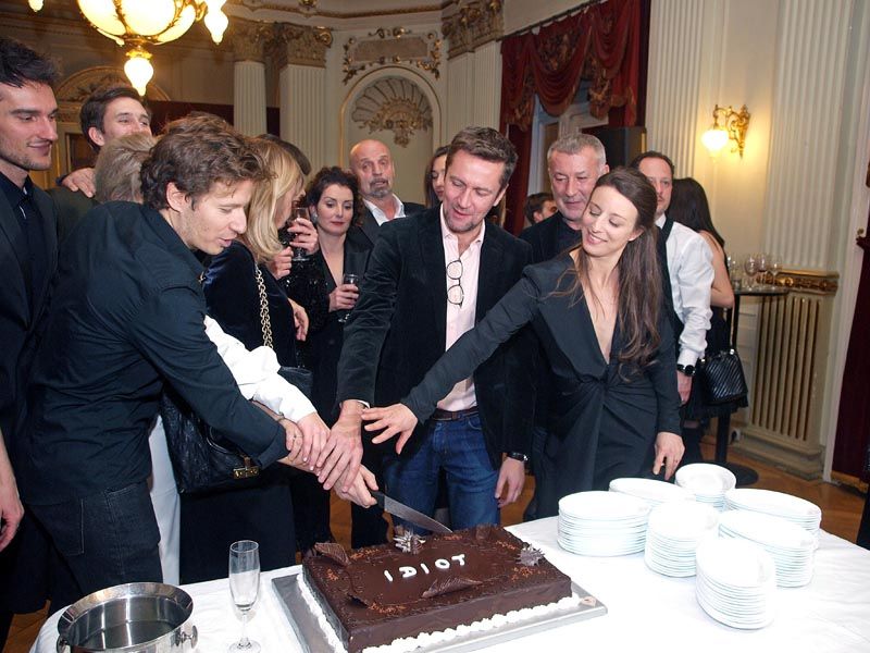 idiot-hnk-premijera-lifestyle-modnialmanah