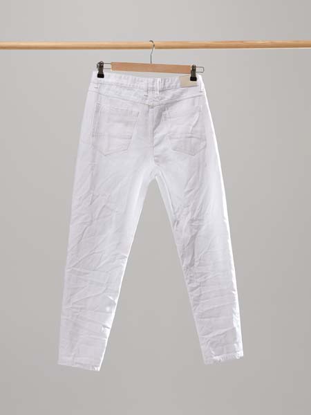 house-fashion-Dad-fit-hlače-modnialmanah