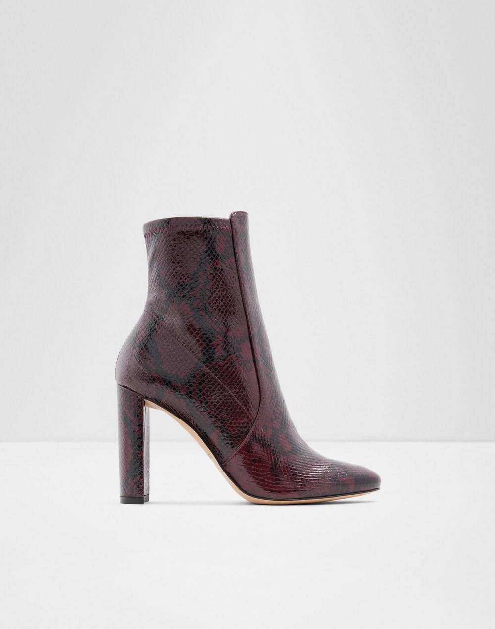 aldo-FRENCH-CHIC-Emily-in-Paris-fashion-moda-modnaialmanah