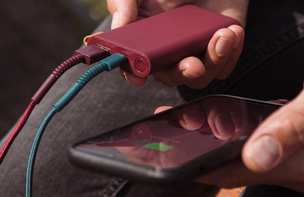 mobia-fresh-n-rebel-powerbank-modnialmanah-gadgeti-smartphone-baterija