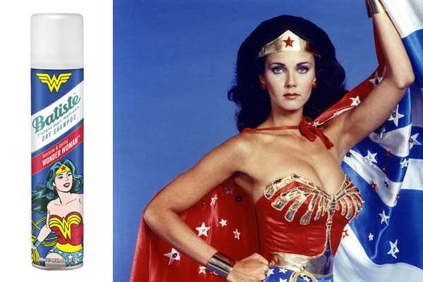 Batiste u ovim izazovnim vremenima nije prestao razmišljati o ženama i njihovim malim super-moćima kojima se služe u svakodnevici. Zato za nove pobjede, koje donosi nova godina, zakoračite hrabro poput Wonder Woman s moćnom frizurom čiji izgled, volumen i miris, ni manje ni više, ostavlja dojam super-junakinje. Voćne i cvjetne note novog Batiste šampona za suho pranje oduševit će vas na prvu, osnažit će samopouzdanje i potaknuti onaj dobar osjećaj samopouzdanja koji imamo kad nam kosa izgleda fantastično. Novi Batiste Wonder Woman šampon za suho pranje transformira izgled kose u trenutku. Kosa izgleda čisto i svježe s dodanim volumenom i punom teksturom, a ne gubi lepršavost i sjaj. Produžite postojanost vaše frizure, dobijte na vremenu između dva pranja ili jednostavno i brzo „oživite“ frizuru. Sve to možete, poput Wonder Woman, raditi u pokretu! Prije nanošenja bočicu je potrebno protresti te ravnomjerno raspršiti malu količinu na korijen kose s udaljenosti od oko 30 cm. Ostaviti da djeluje nekoliko trenutaka, umasirati prstima ili ručnikom te rasčešljati kosu i oblikovati frizuru. Novi Batiste Wonder Woman šampon za suho pranje kose ekskluzivno je dostupan u dm prodavaonicama po preporučenoj, neobavezujućoj cijeni od 29,90 kn.