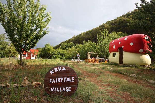 lifestyle-NP-krka-Fairytale-Village-izlet-vikend