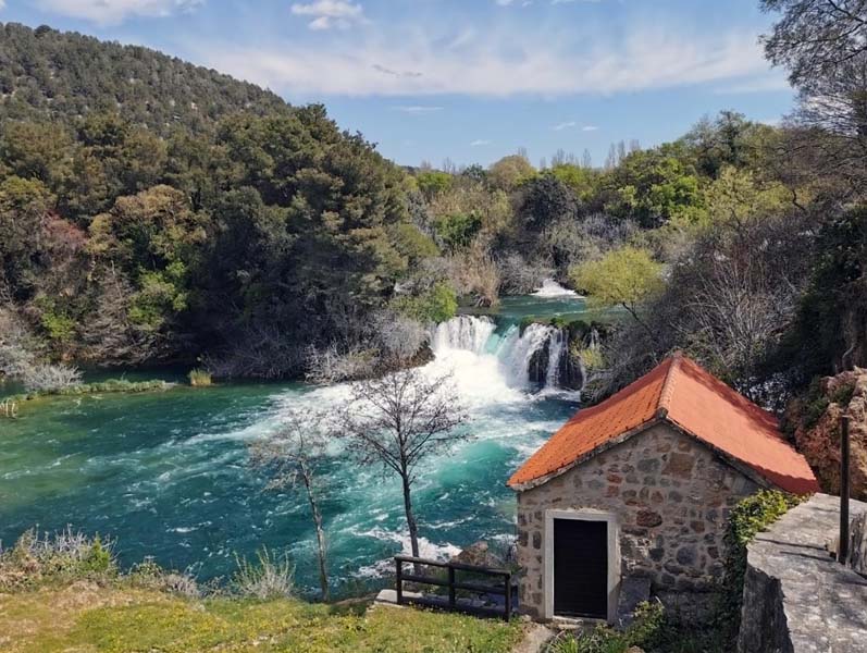 nacionalni-park-krka-lifestyle-skradinski-buk-roški-slap-visovac-izlet-modnialmanah-priroda