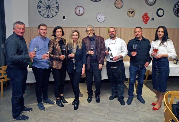 Vino-uz-žlicu-Camping-Plitvice-gastro-vina-soldo-modnialmanah-lažni-svjedok-restoran-aura-opg-cesarec-faustina-maslinovo-ulje