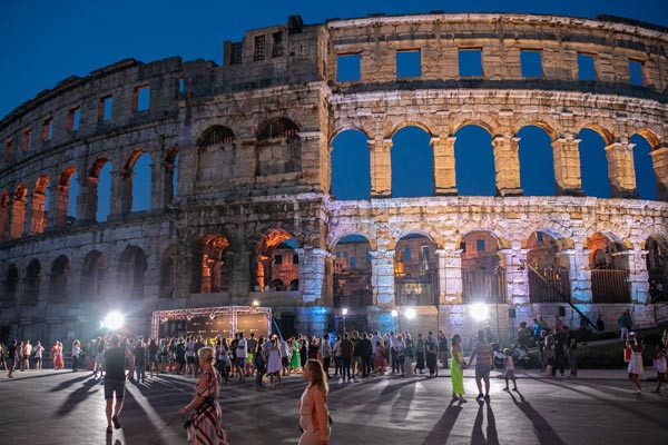 68-pulski-festival-lifestyle-velika-zlatna-arena-plavi-cvijet-zrinko-ogresta-modnialmanah