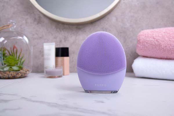 beauty-foreo-ljeto-make-up-shimmer-glow-addict-modnialmanah