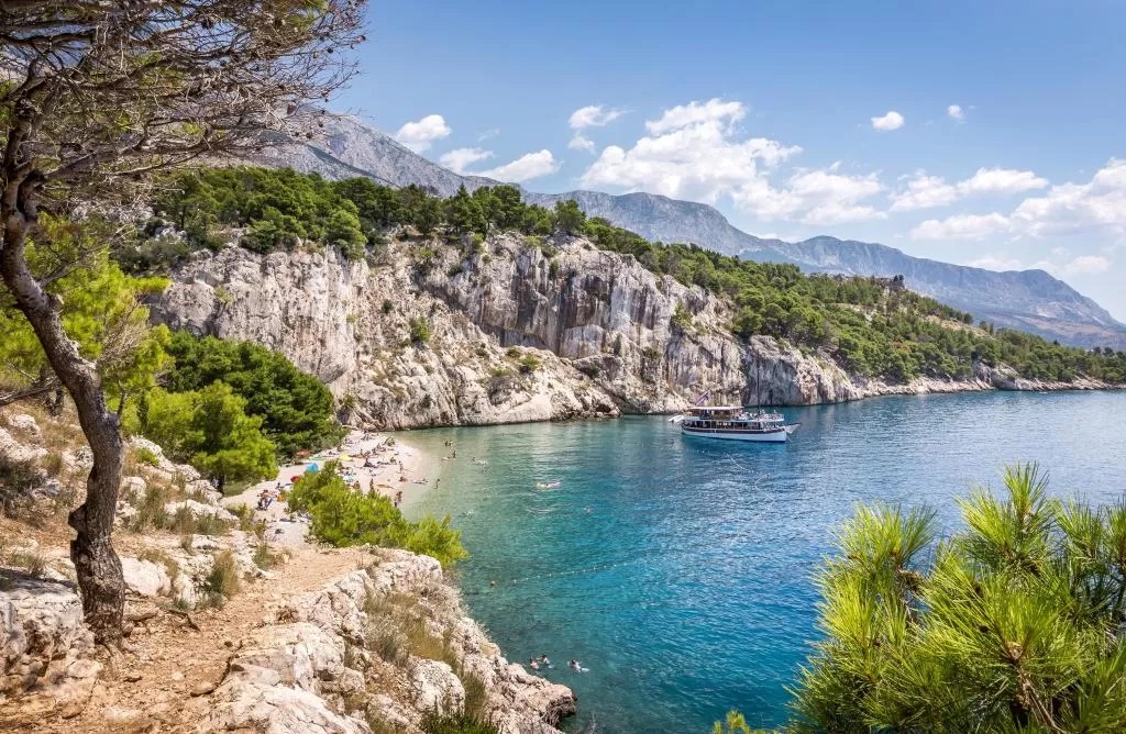 booking-com-plaža-planina-modnialmanah-put-ljeto
