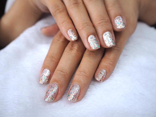 beauty-nokti-šljokice-nails-modnialmanah
