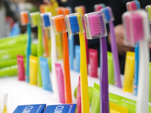 beauty-curaprox-četkica-za-zube-oralna-higijena-modnialmanah