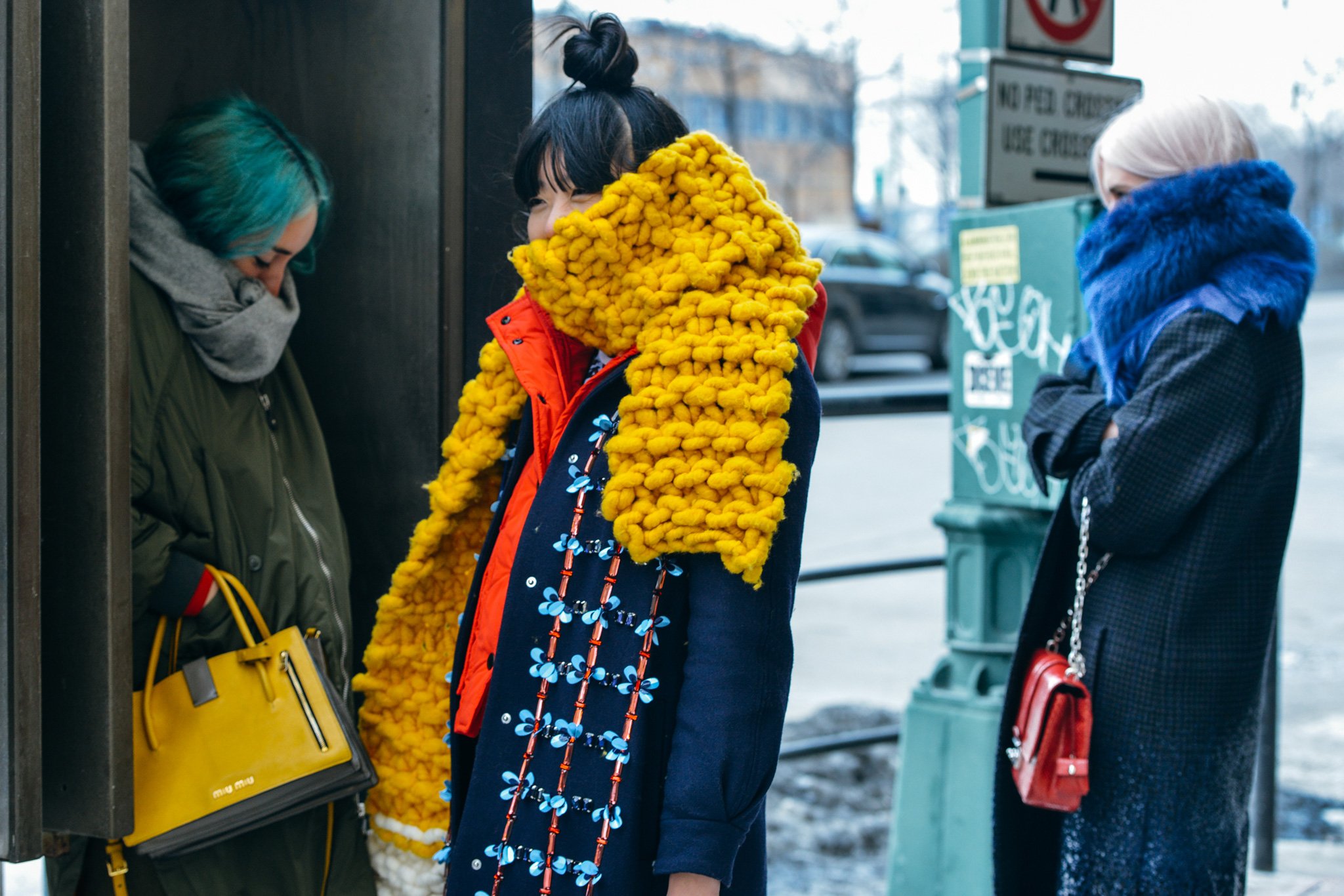 fashion-moda-šalovi-logomanija-modnialmanah