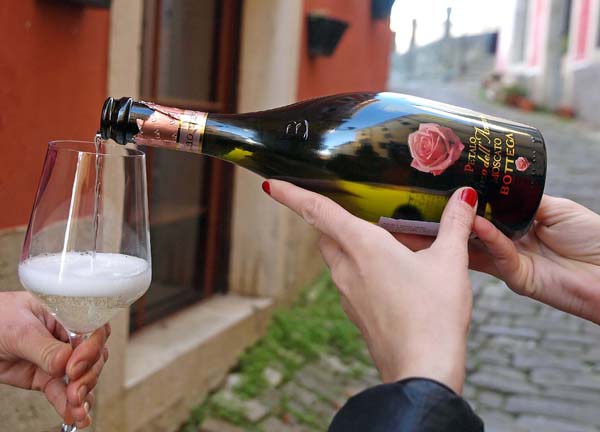 gastro-bottega-pjenušac-sparkling-wine-Il-Vino-dell’Amore-Petalo-Moscato-irena-lučić-modnialmanah