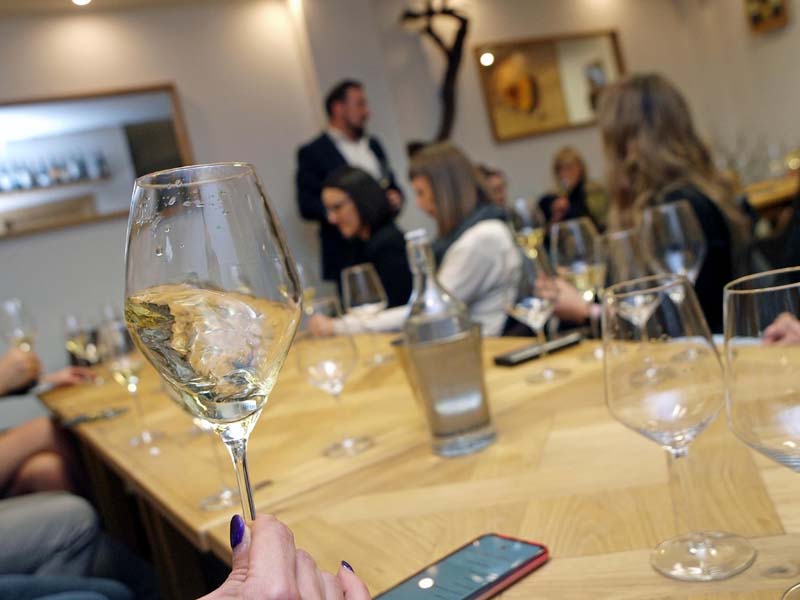 eno-gastro-vino-vinski-klub-wine-belaj-modnialmanah