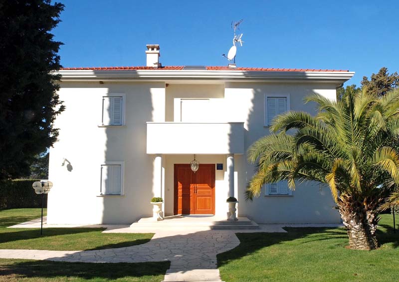 nedeljka-krupljan-cheers-with-you-sommelier-lifestyle-aura-commodo-villas-modnialmanah