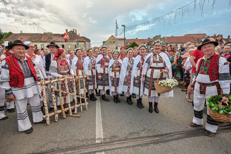 karlovačko-zvjezdano-ljezo-Ivanjski-krijes-ana-rucner-otvorenje-modnialmanah-lifestyle