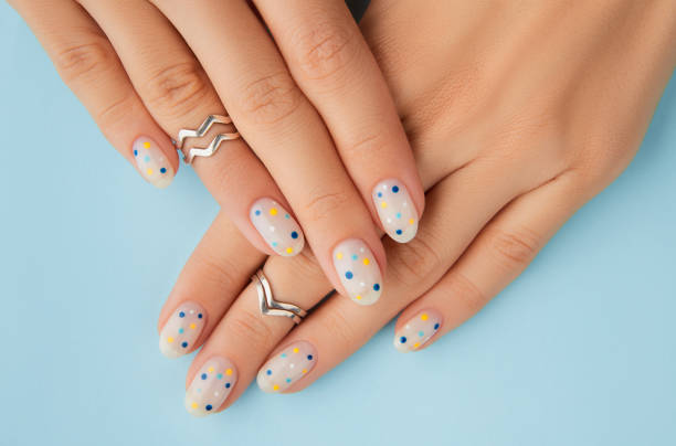 beauty-točkice-nokti-trend-nails-modnialmanah