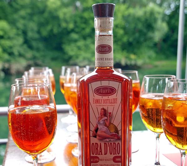 aura-destilerija-oro-d'oro-aperitiv-modnialmanah-gastro