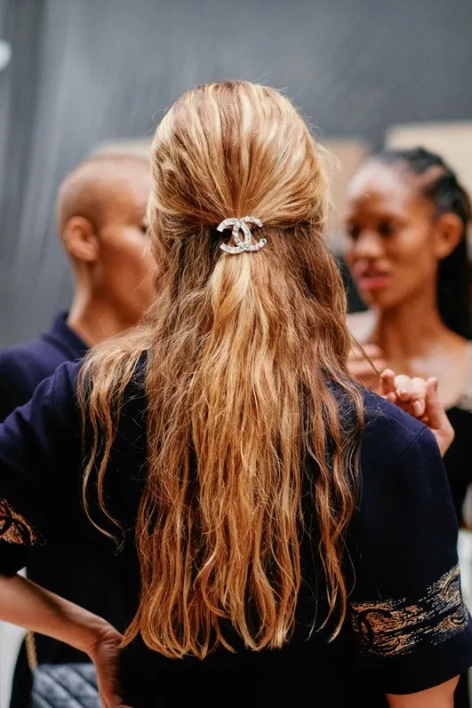 kosa-hair-kopča-frizura-beauty-modnialmanah
