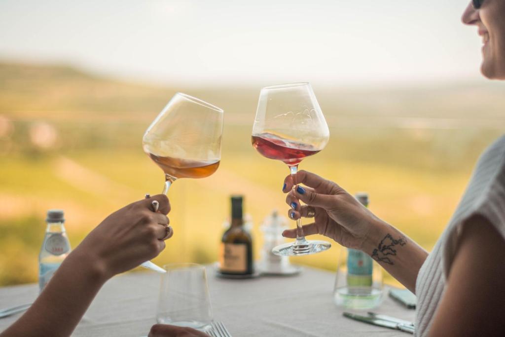 lifestyle-martinje-vino-modnialmanah-booking-com