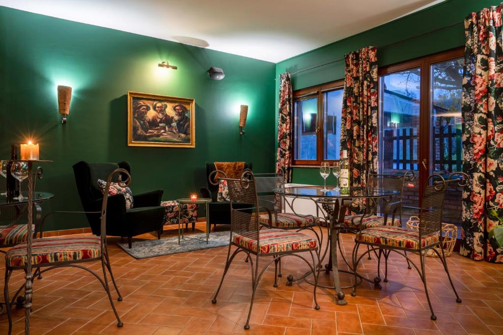 lifestyle-martinje-vino-modnialmanah-booking-com