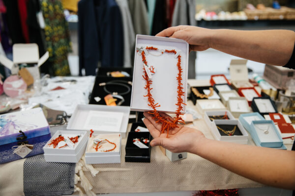 Dizajneri-sa-srcem-humanitarna-akcija-shopping-modnialmanah-rasprodaja-ljubav-na-djelu