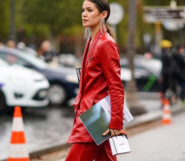 fashion-crvena-modnialmanah-moda-prosinac-crveno-odijelo