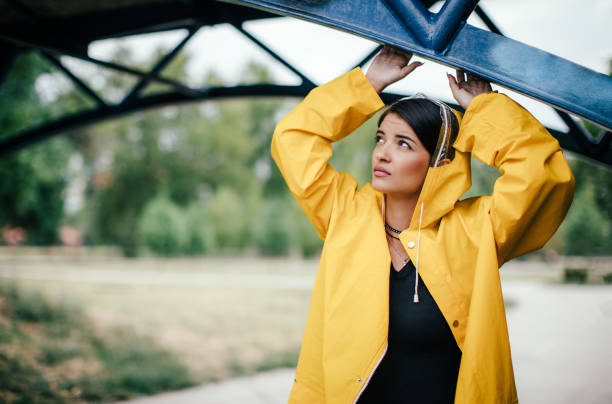 fashion-kišna-kabanica-žuta-raincoat-modnialmanah-moda