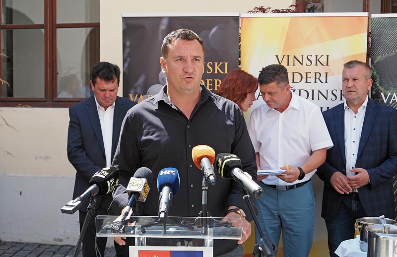 decanter-varaždinska-županija-wine-vino-modnialmanah-županijska-palača-varaždin