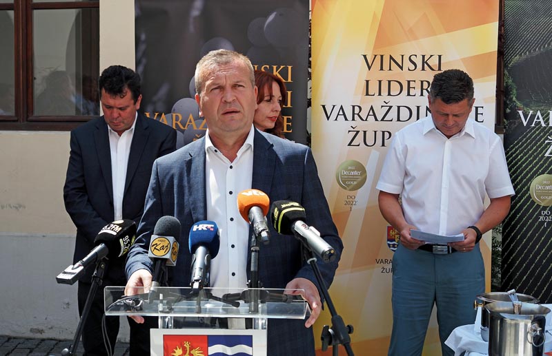 decanter-varaždinska-županija-wine-vino-modnialmanah-županijska-palača-varaždin